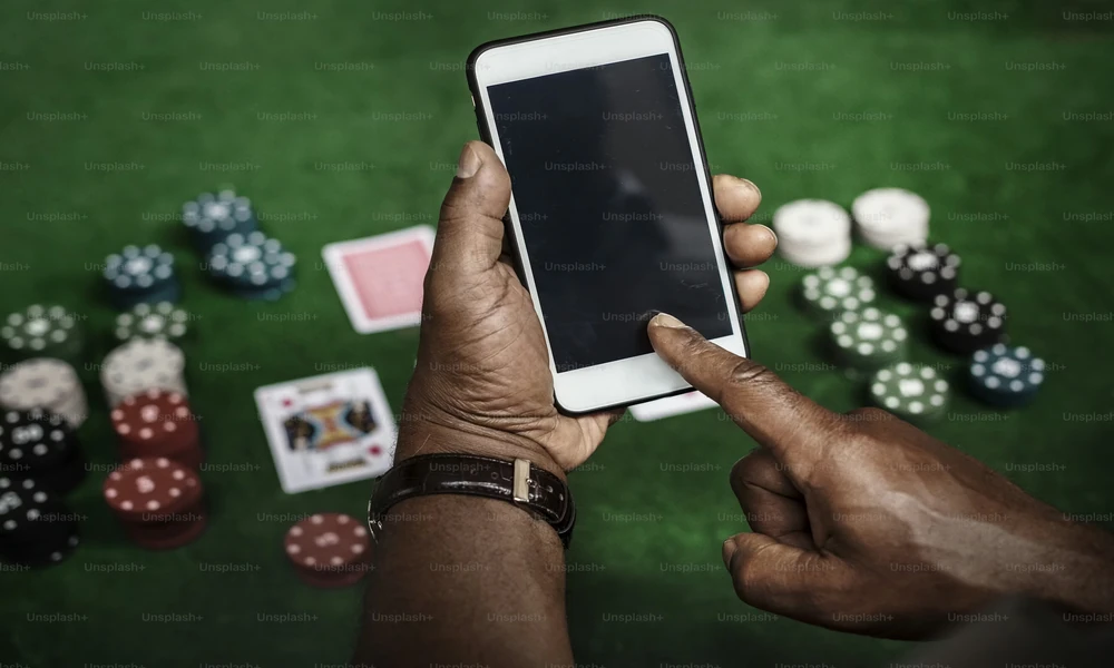 How do you deposit and withdraw at a crypto casino?